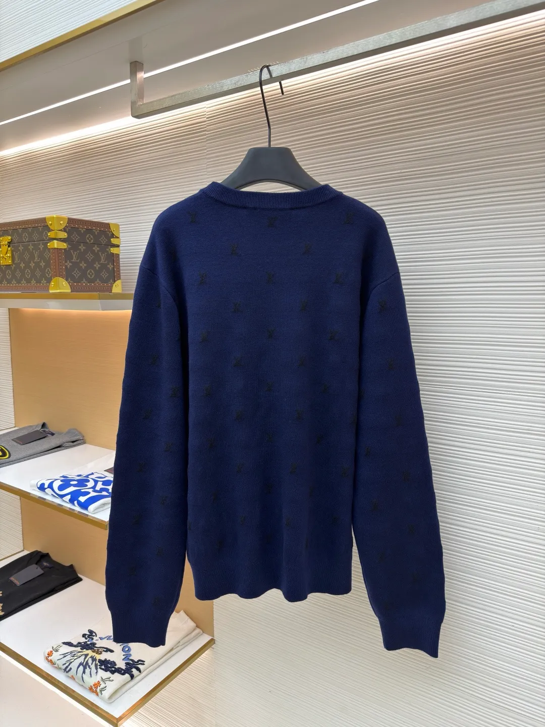 LOUIS VUITTON animal embroidered wool crew neck sweater ●Original version: purchased and developed by 18025 ●Item number: 1682089-B05 ●Fabric: wool blended fabric ●Technology: knitted embroidery production ●Color: navy blue ●Version: fitted version ●Weight: about 590 grams ●Size: XS-S-M-L ●Description: This Louis Vuitton navy blue sweater is made of ultra-fine merino wool blended yarn and is knitted by worsted knitting technology. It uses 16-needle high-density plain knitting technology to give the fabric a silky delicate touch and matte texture. The base of the body is also woven with a mini Monogram pattern using a same-color dark jacquard technology. The pattern is low-key and naturally blends with the wool texture. The decorative details embellished on the body are made of hand-made beading and metal veneer inlays. The veneer is aged by electroplating and enamel color-filled. Every decoration is hand-positioned and sewn by craftsmen to ensure firmness and a beautiful arrangement. The round neckline adopts double-needle overlock knitting technology, which is not easy to deform and fits the neck. The side seams and hem of the body use seamless splicing technology to reduce friction when wearing. The overall stitching is even and fine, fully demonstrating the brand's exquisite craftsmanship and detail control in the field of knitted garments. The overall wiring is straight and delicate, the fabric is comfortable and soft, and the color is consistent without color difference. It can be matched with the same style to create a fashionable look and control various occasions. Customized accessories, complete with three standards, same style for men and women!